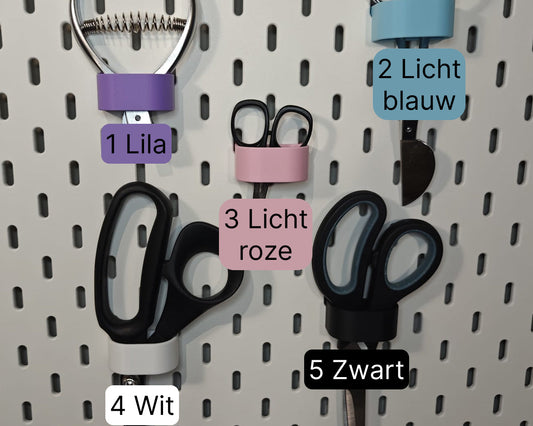 5 ge3Dprinte schaar haken om de verschillende kleuren weer te geven. De kleuren zijn lila, licht blauw, licht roze, wit en zwart